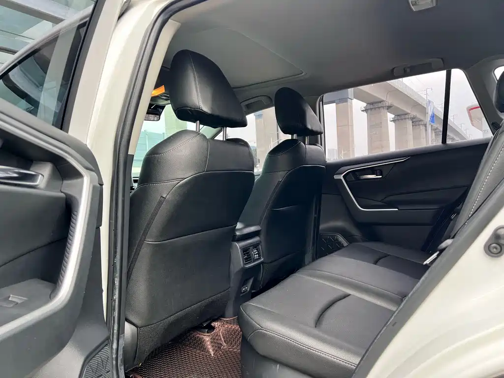 Toyota RAV4 — миниатюра 9