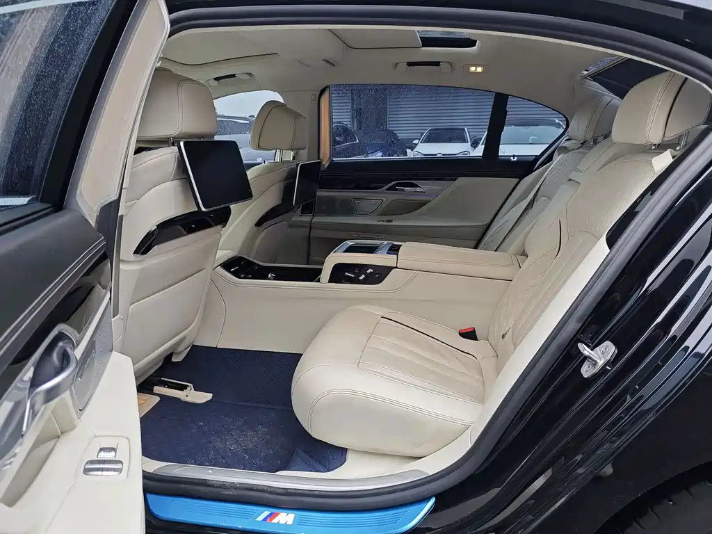 BMW 7 Series — миниатюра 12