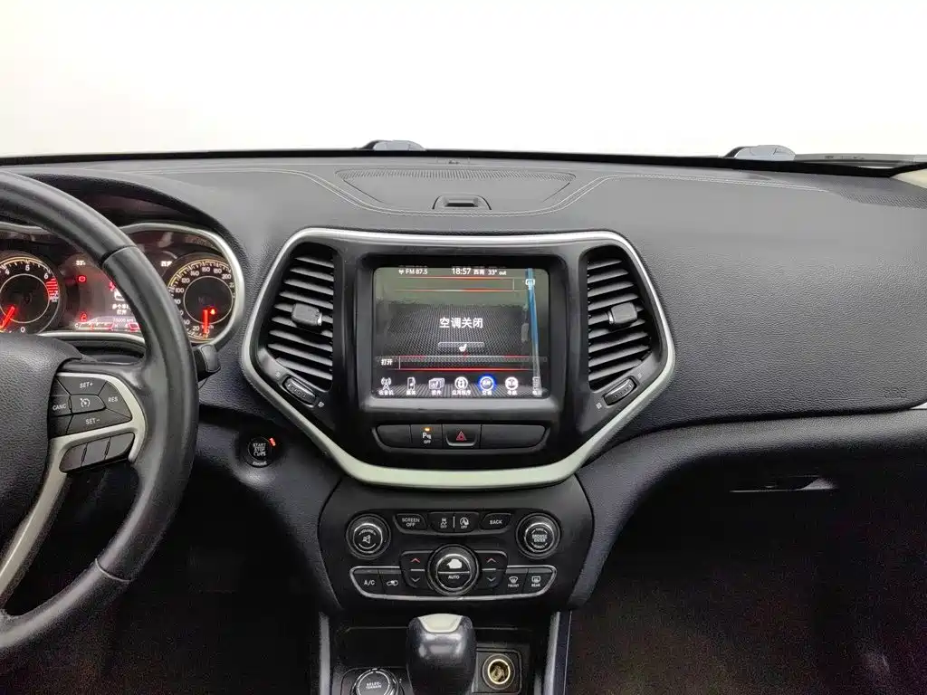 Jeep Cherokee — миниатюра 12