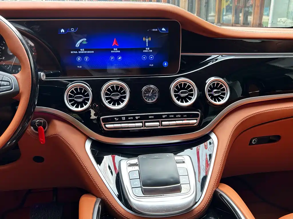 Mercedes-Benz Vito 2023 2.0T 7 мест