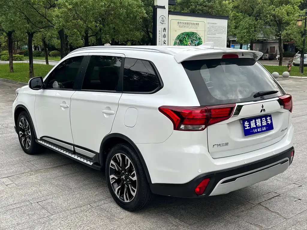 Mitsubishi Outlander — миниатюра 6