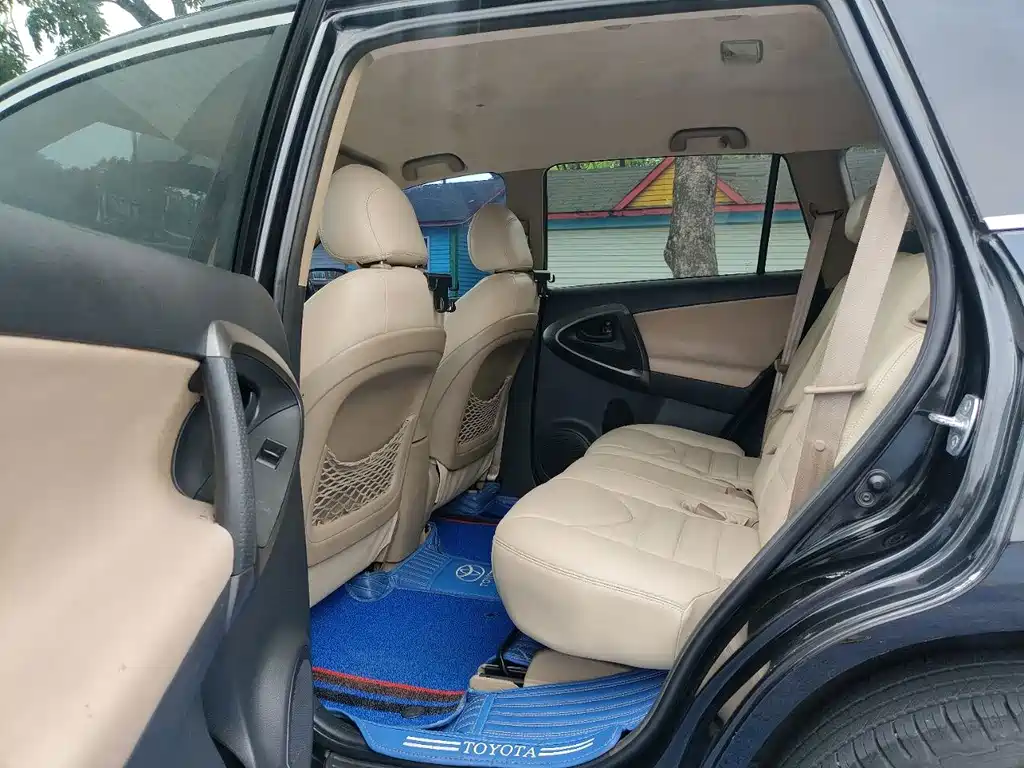 Toyota RAV4 — миниатюра 10