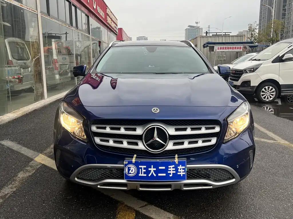 MERCEDES-BENZ GLA