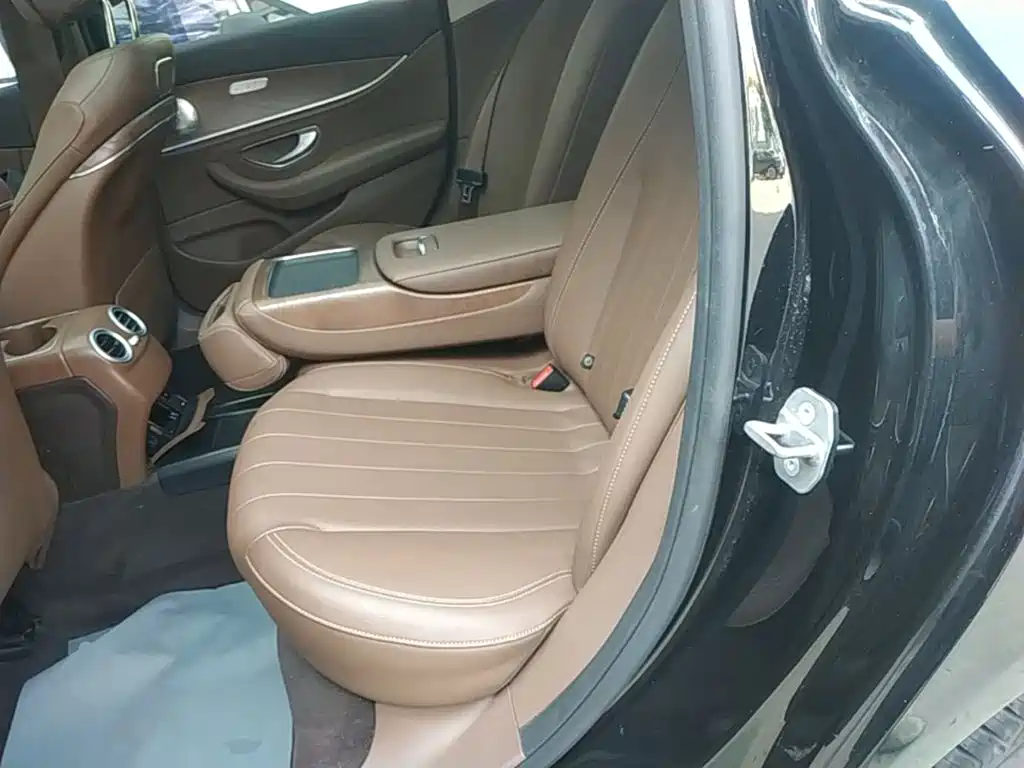 Mercedes-Benz E-Class — миниатюра 17