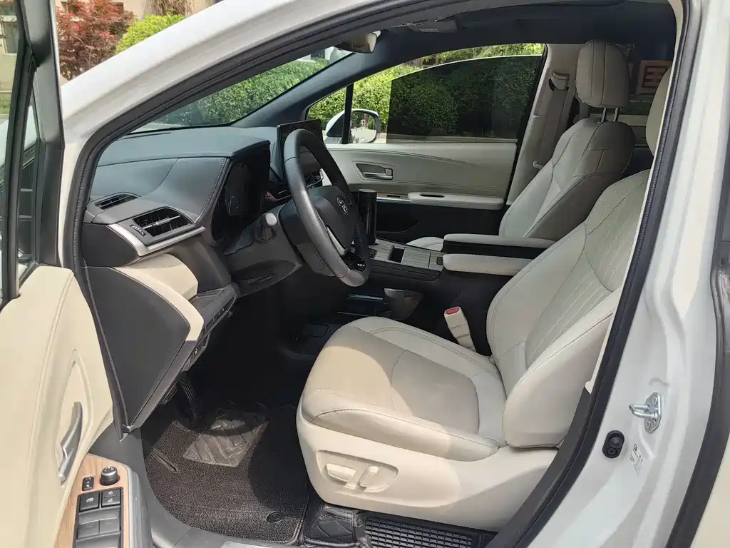 Toyota Sienna 2024 2.5L Luxury