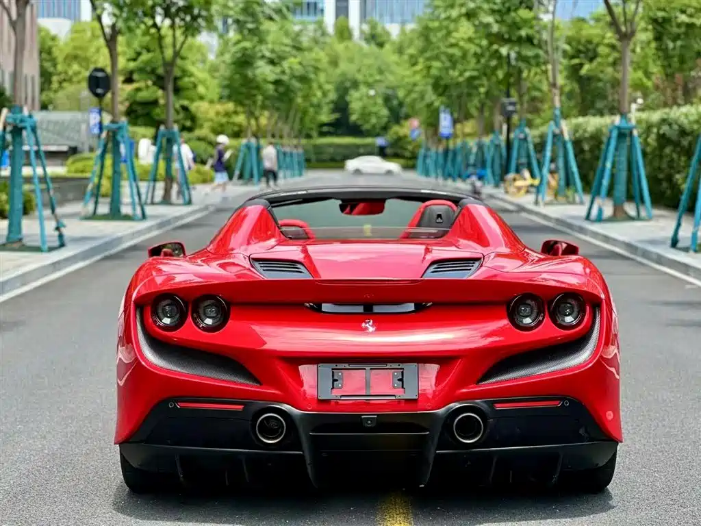 FERRARI F8