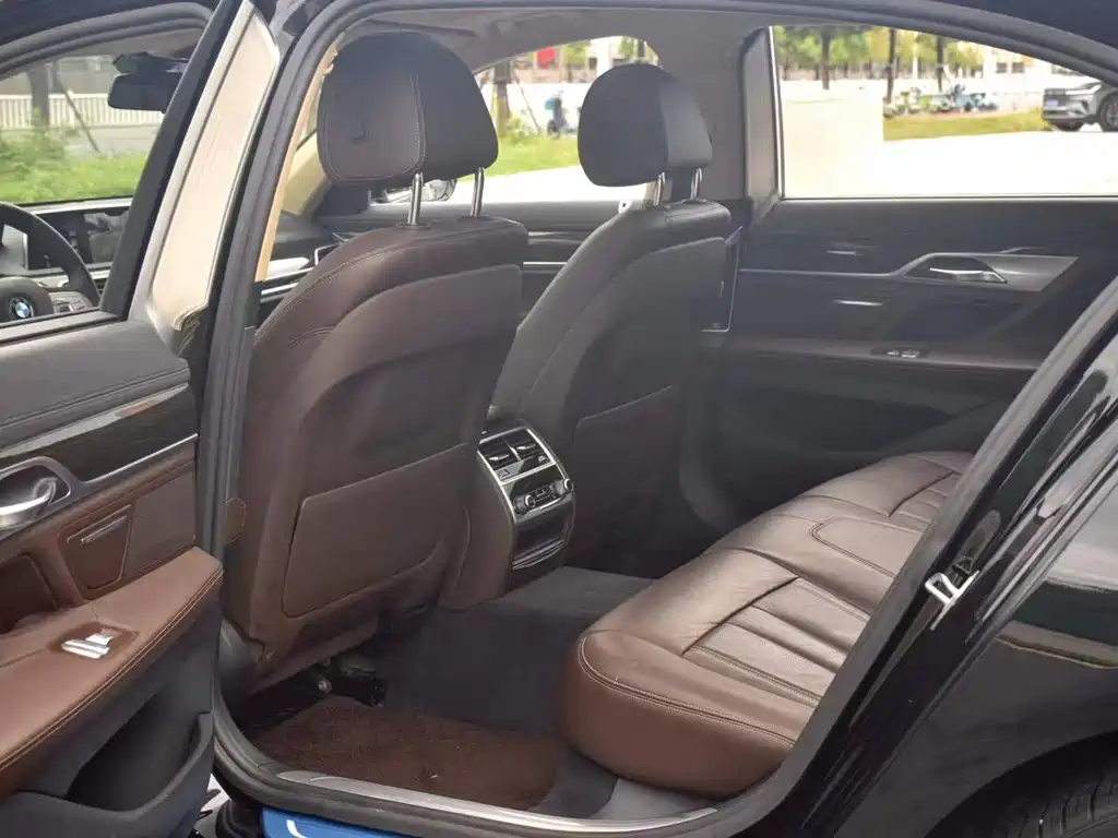 BMW 7 Series — миниатюра 5