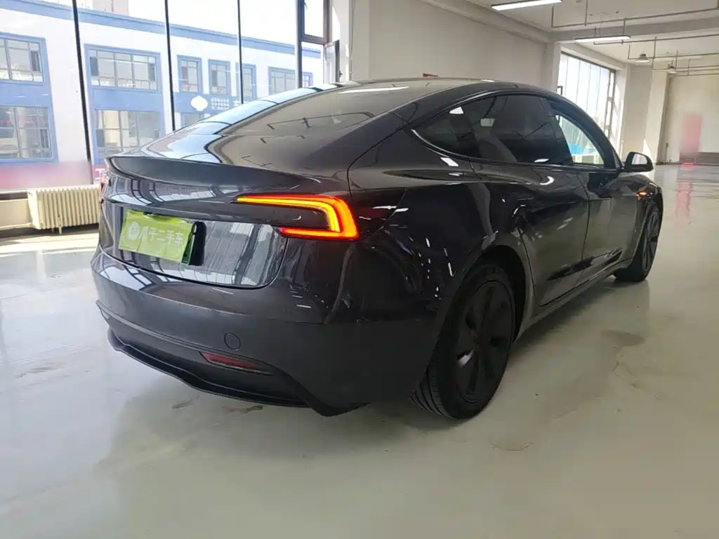 Tesla Model 3 — миниатюра 7