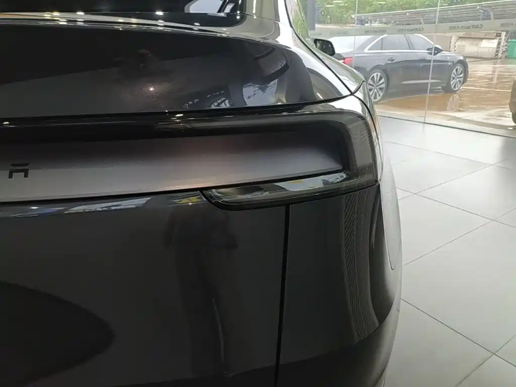 Tesla Model Y — миниатюра 8
