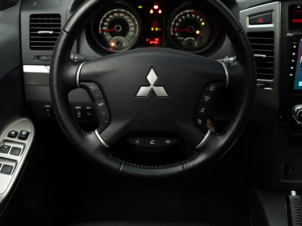 Mitsubishi Pajero (Import) — миниатюра 18