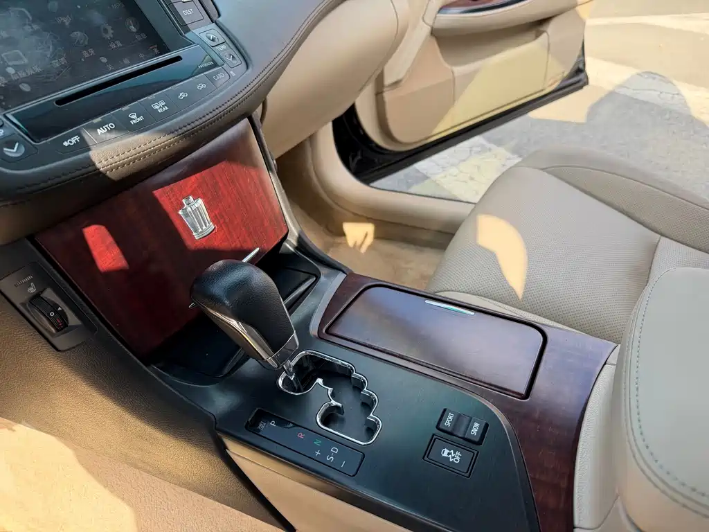 Toyota Crown — миниатюра 10