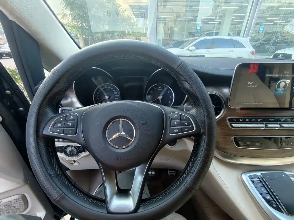 Mercedes-Benz V-Class 2022 — фото 10