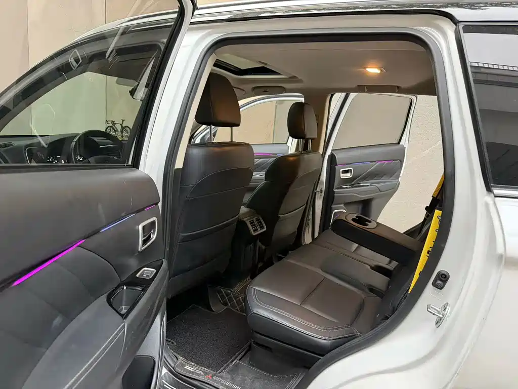 Mitsubishi Outlander — миниатюра 6