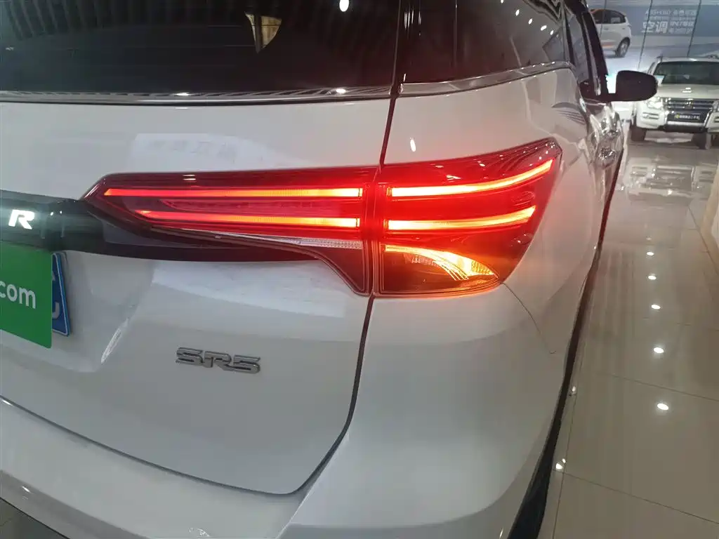 Toyota Fortuner — миниатюра 8