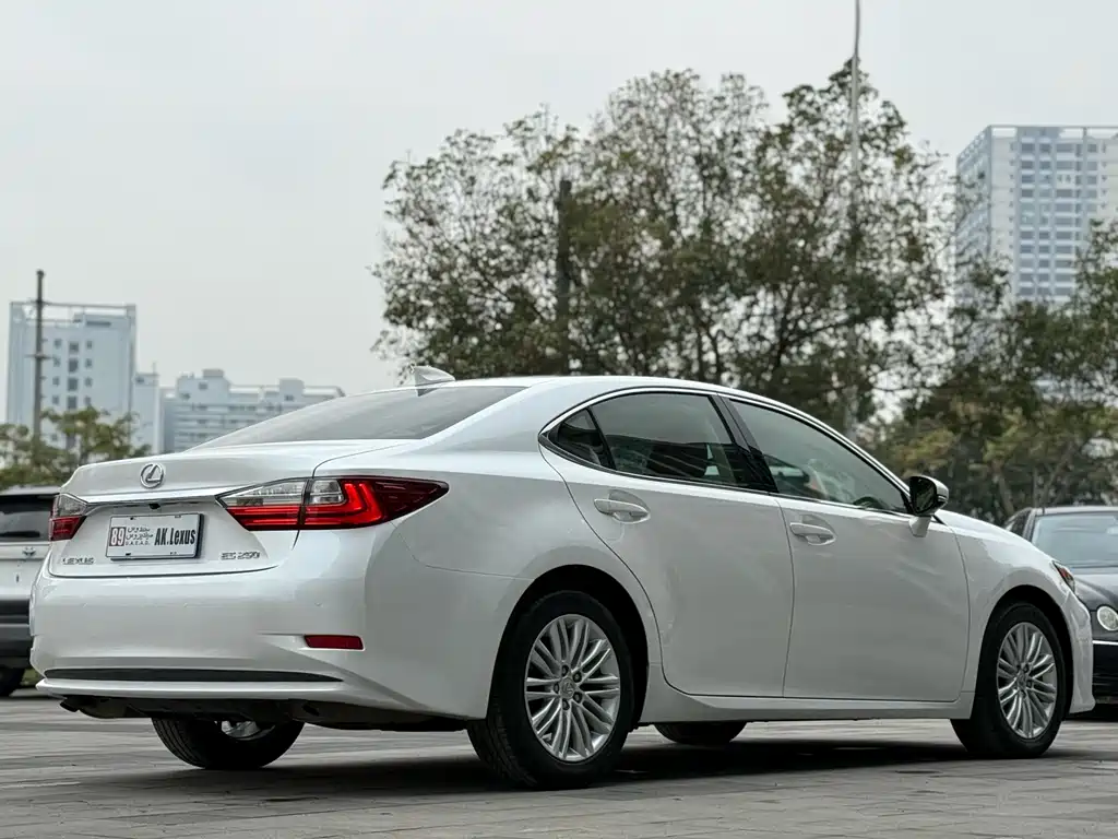 LEXUS ES