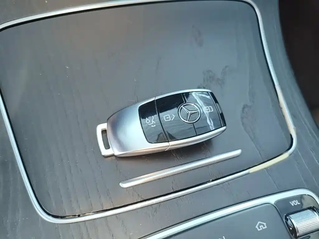 Mercedes-Benz E-Class — миниатюра 9