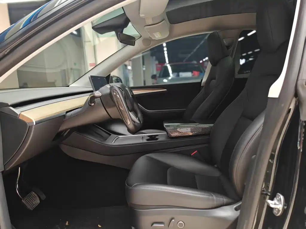 Tesla Model Y — миниатюра 7