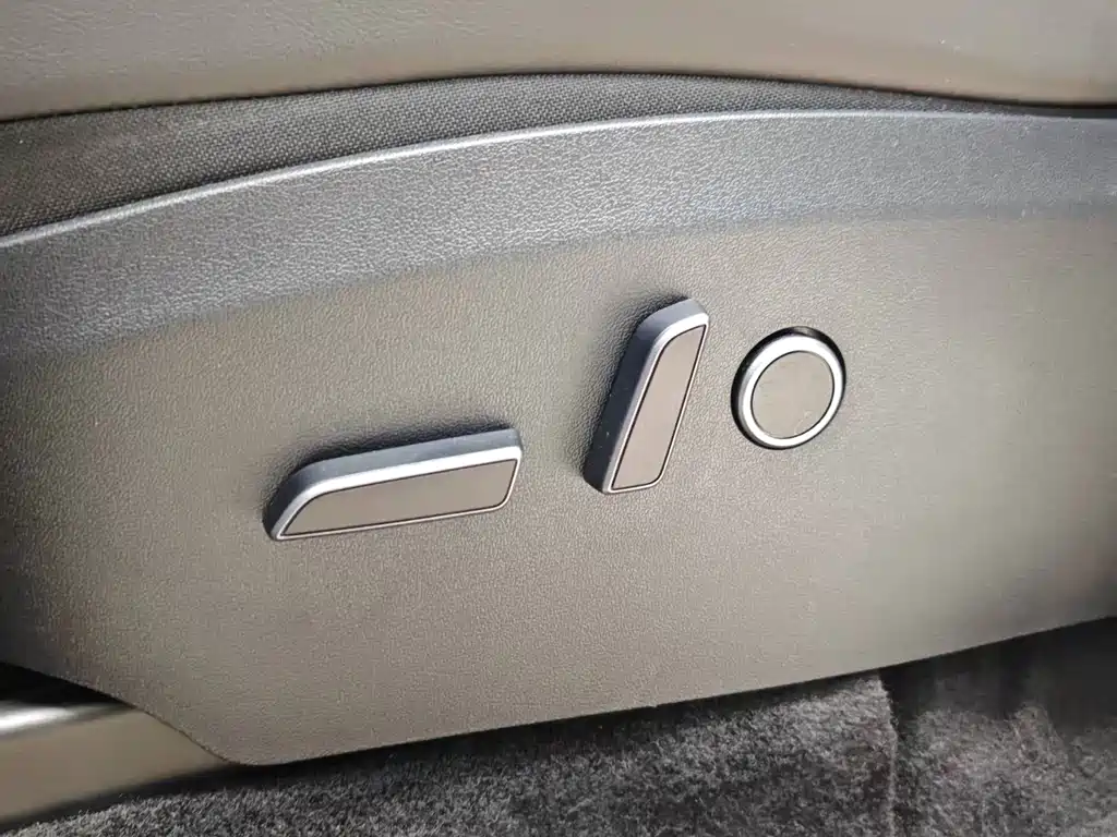 Tesla Model Y — миниатюра 13