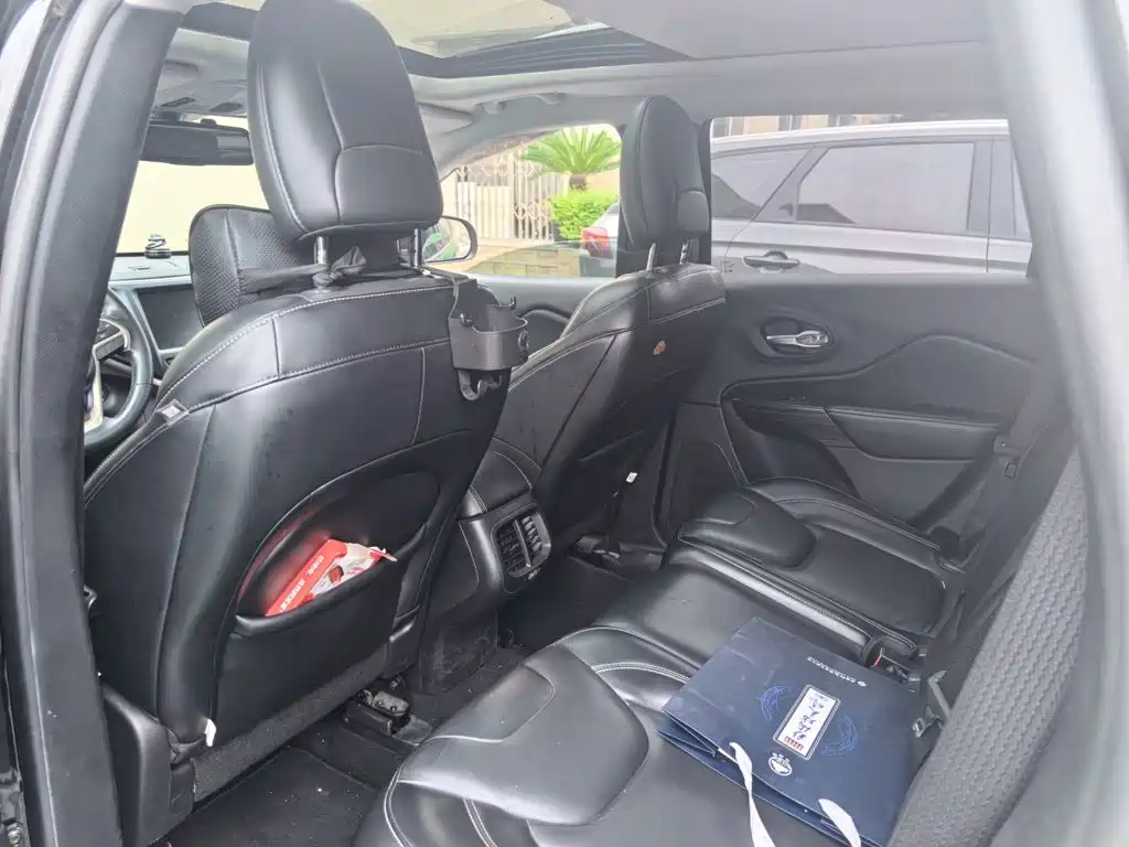 Jeep Cherokee — миниатюра 13