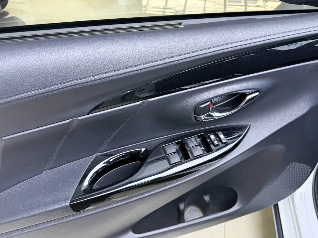 Toyota Yaris L 2022 — фото 9