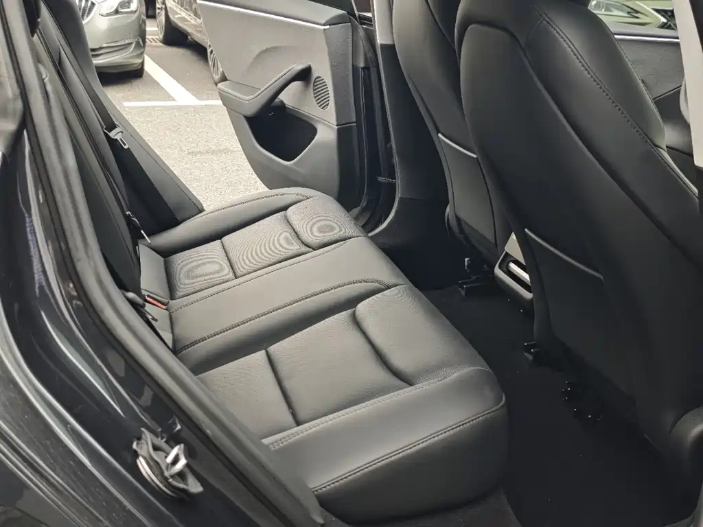 Tesla Model 3 — миниатюра 5