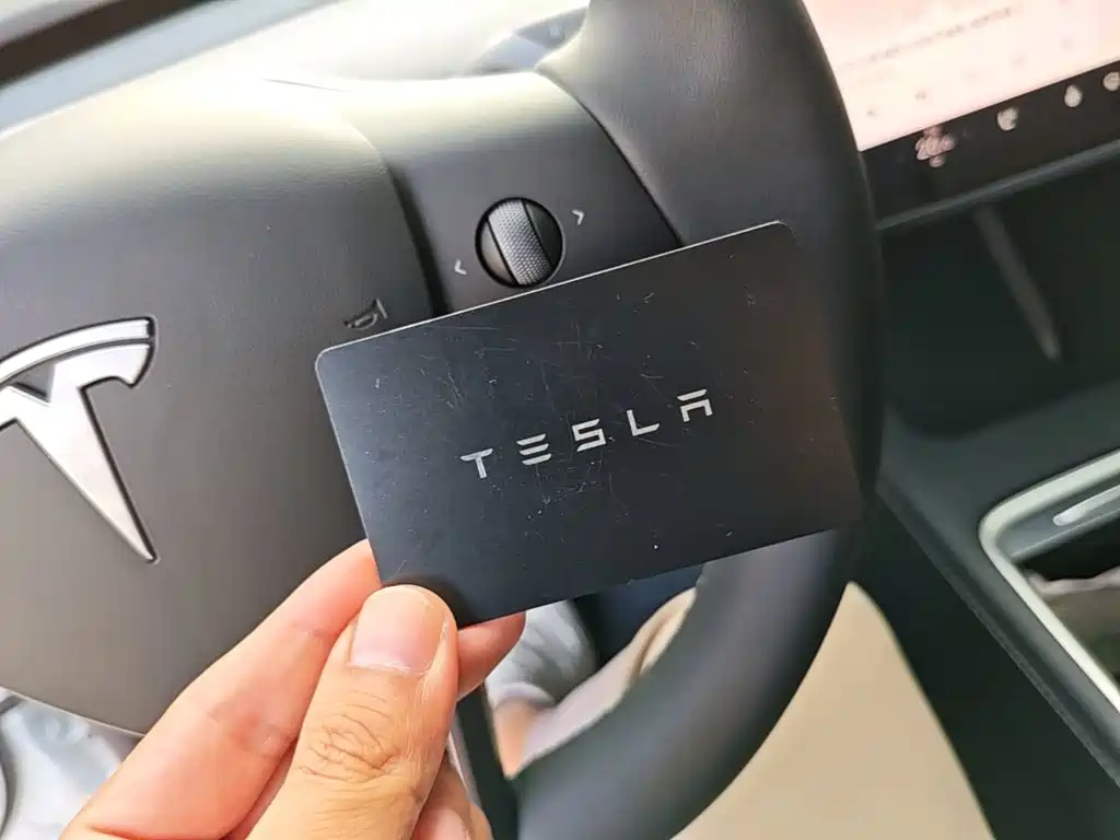 Tesla Model Y — миниатюра 9