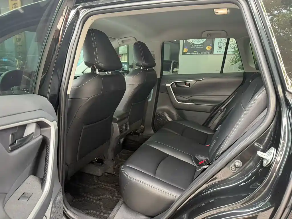 Toyota RAV4 — миниатюра 5