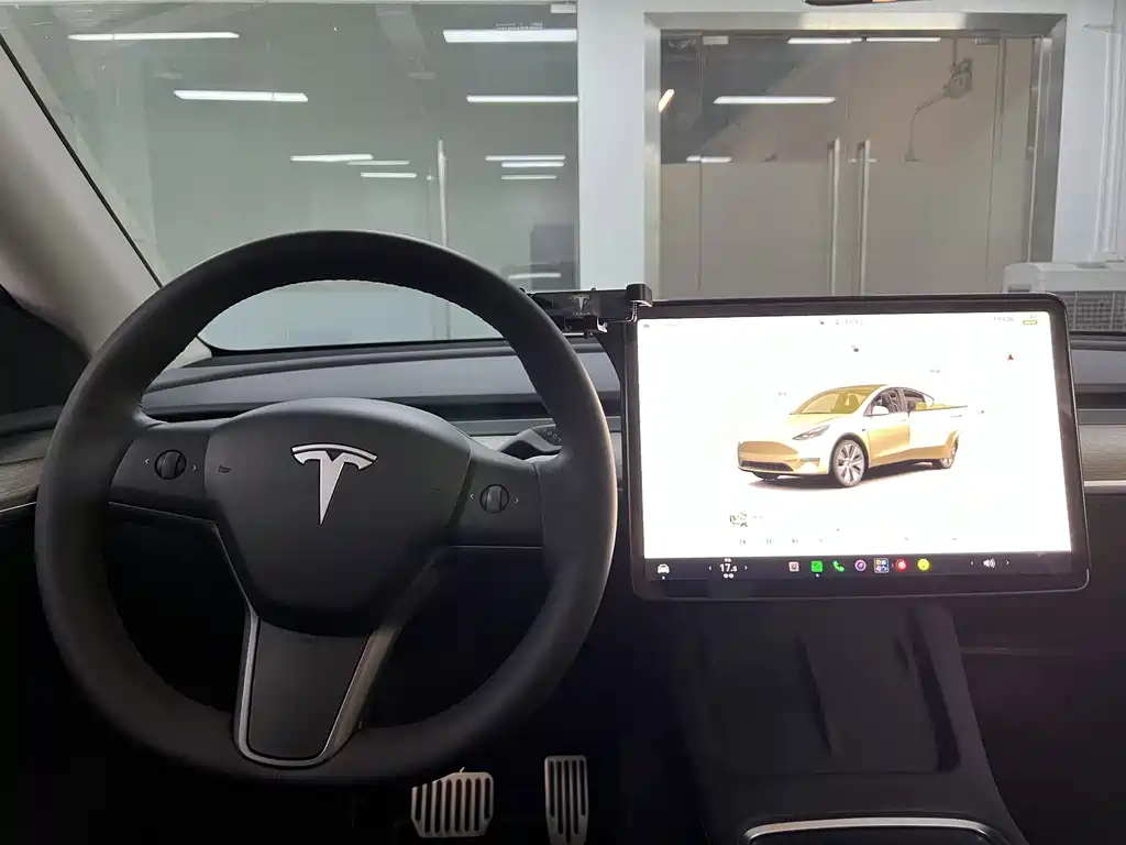 Tesla Model Y — миниатюра 18