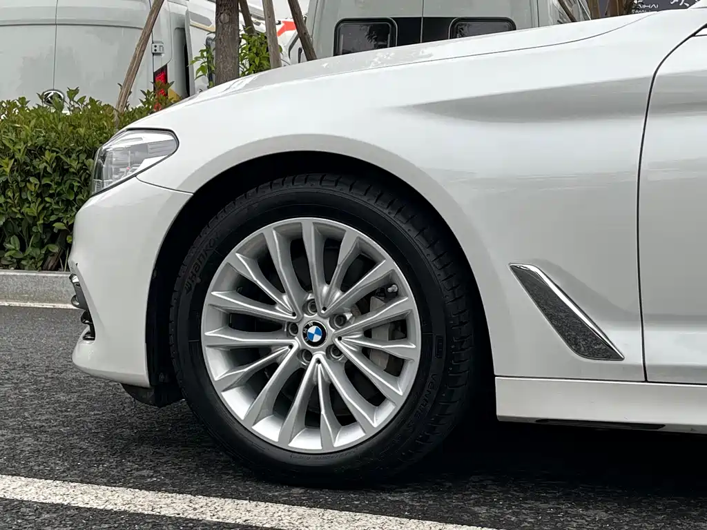 BMW 5 Series — миниатюра 8