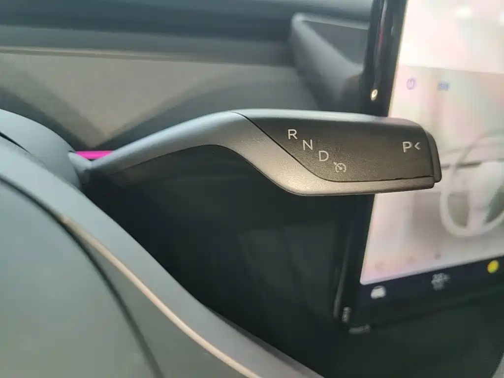 Tesla Model Y — миниатюра 14