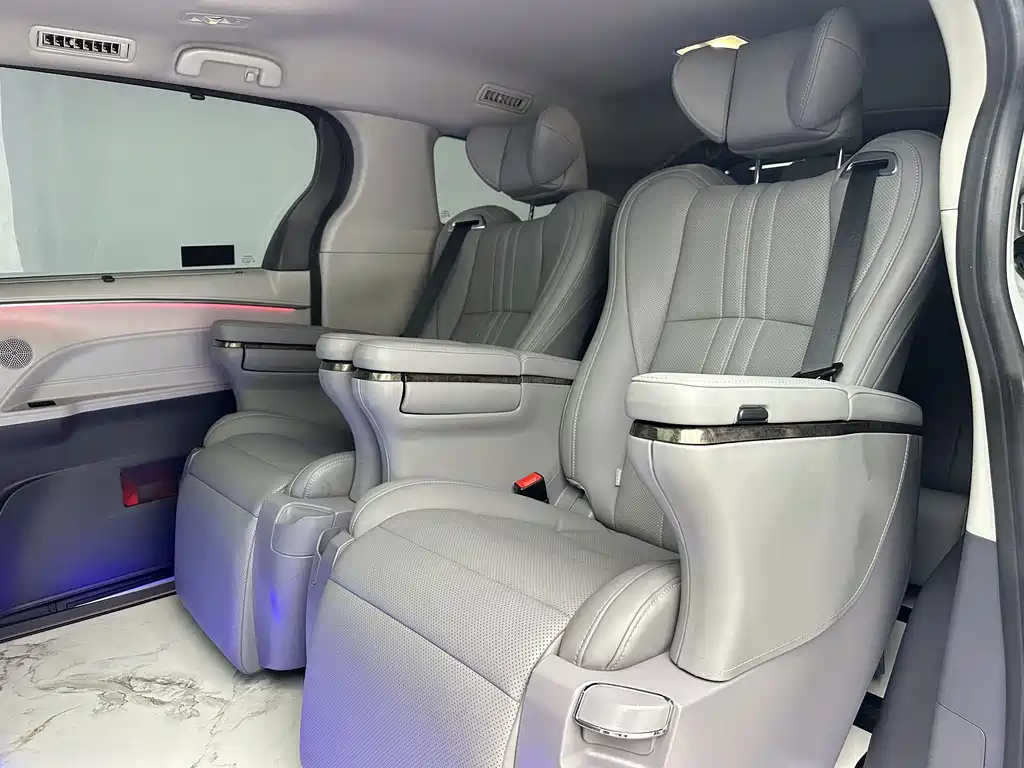 Toyota Sienna — миниатюра 12