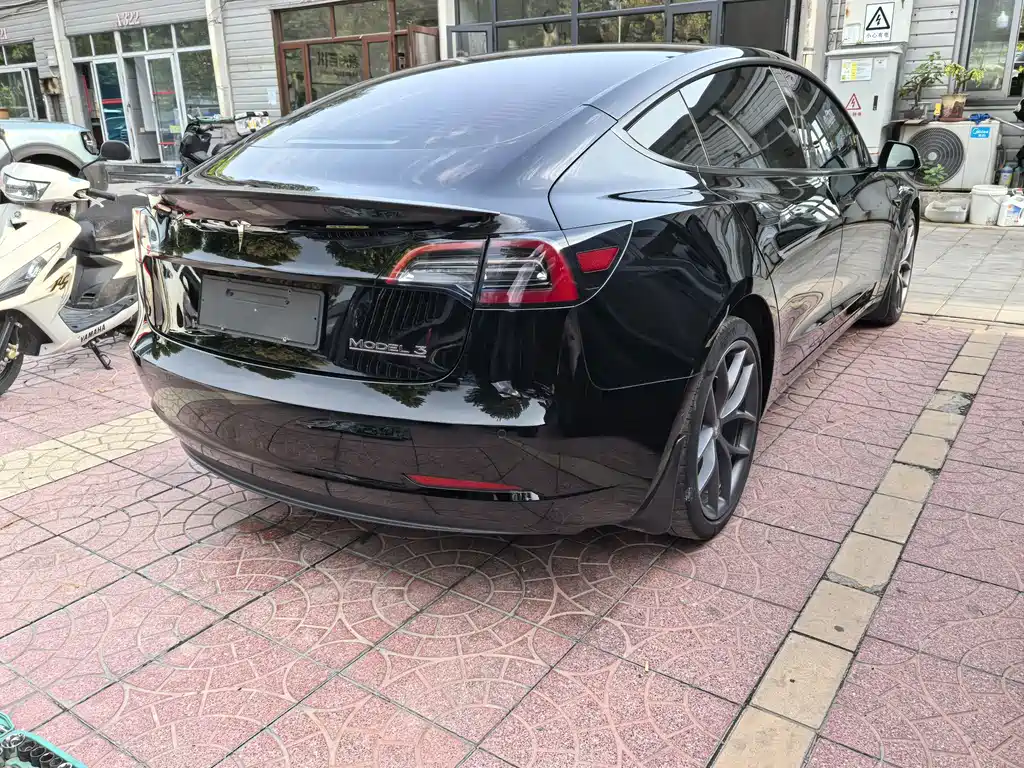 Tesla Model 3 — миниатюра 10