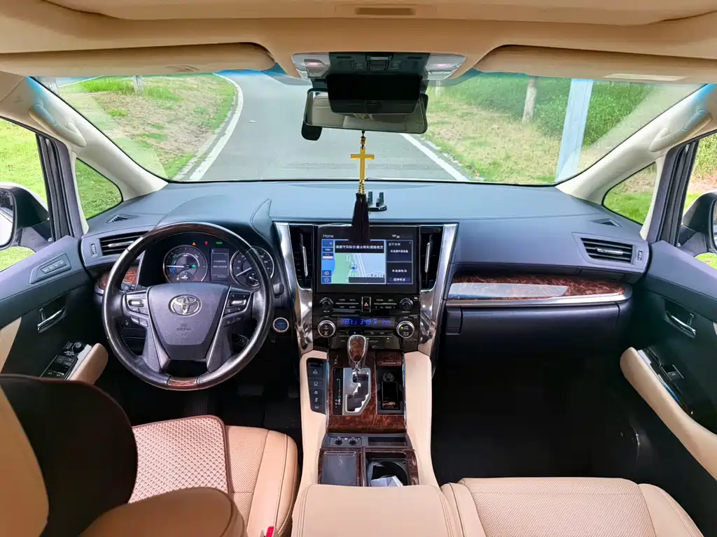 Toyota Alphard — миниатюра 11