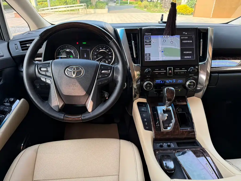 Toyota Alphard — миниатюра 18