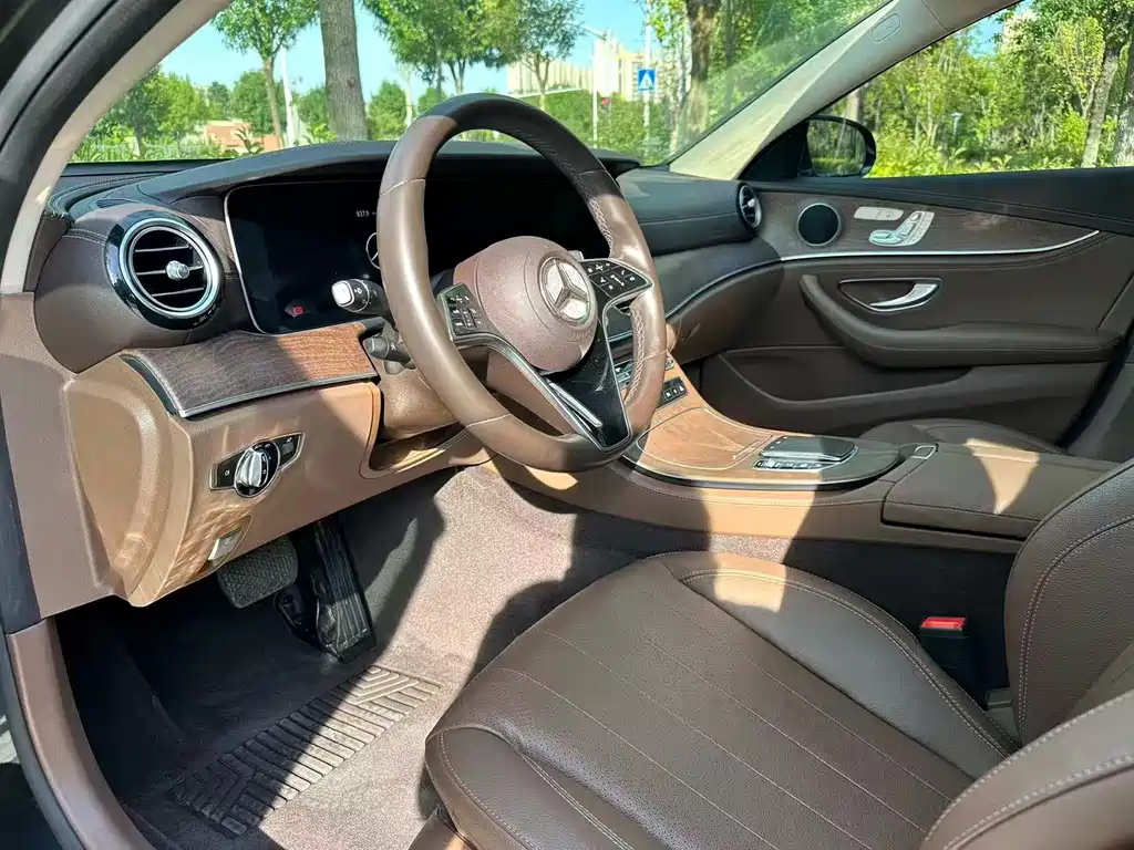 Mercedes-Benz E-Class — миниатюра 9