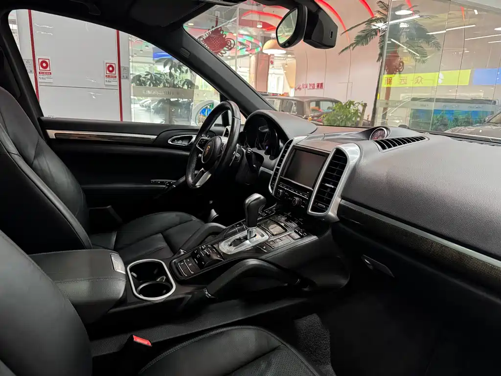 Porsche Cayenne — миниатюра 9