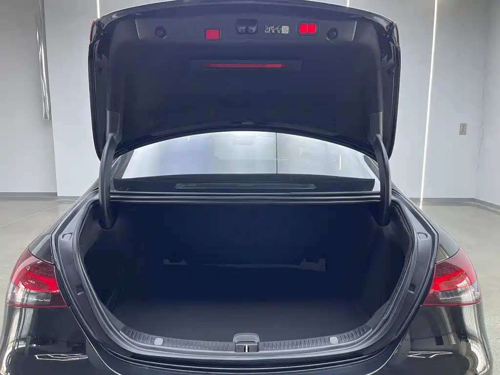 Mercedes-Benz E-Class — миниатюра 7