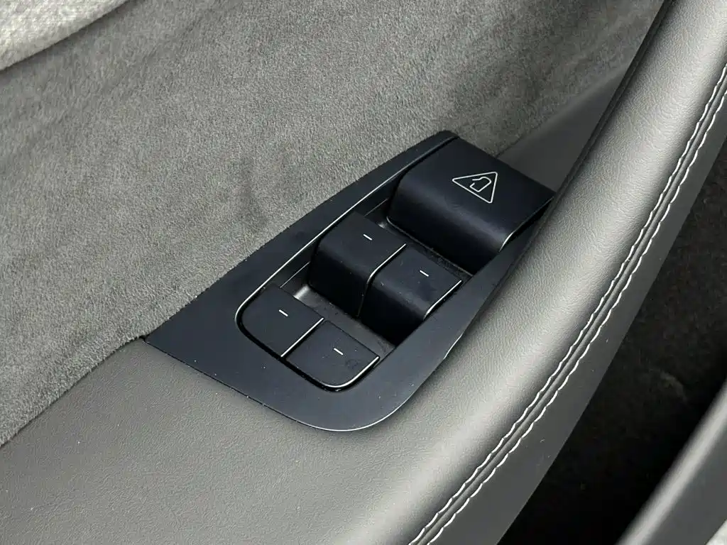 Tesla Model Y L — миниатюра 12