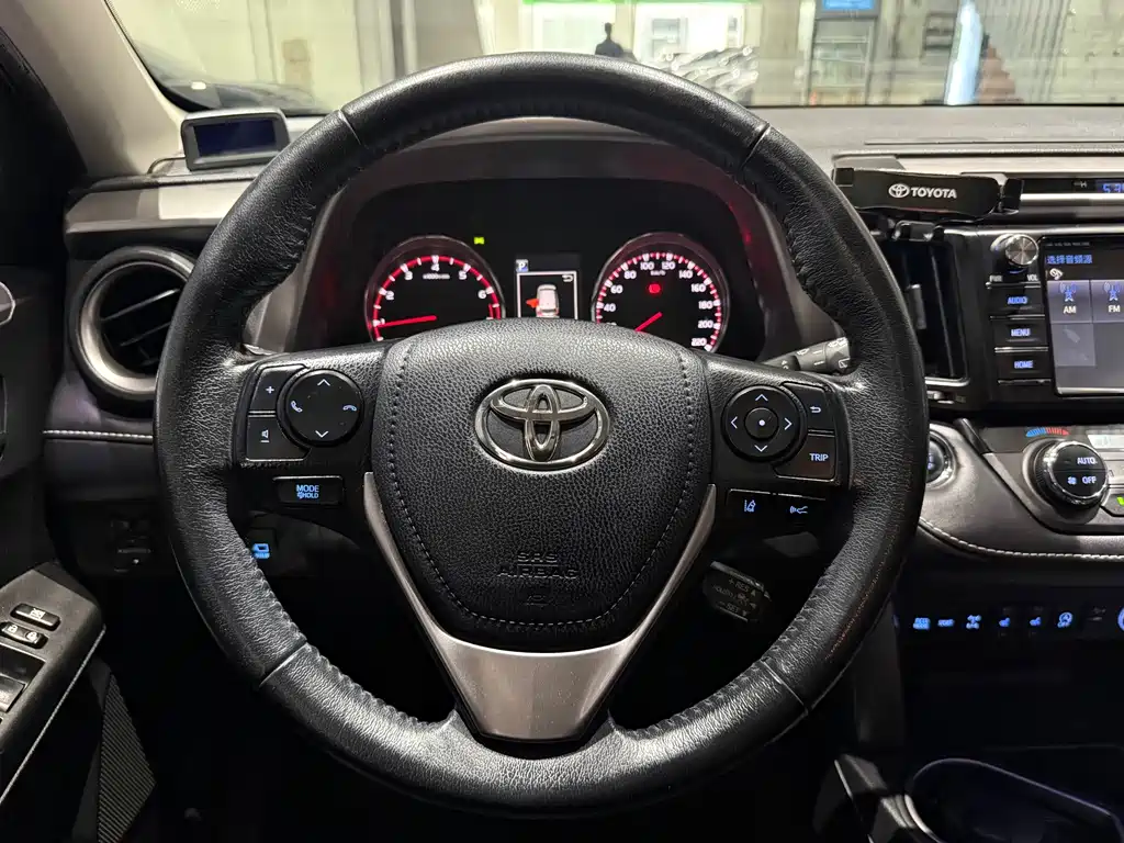 Toyota RAV4 — миниатюра 8