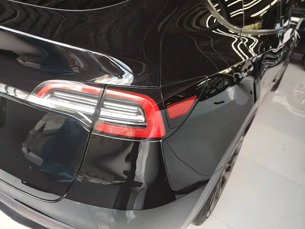 Tesla Model Y — миниатюра 8