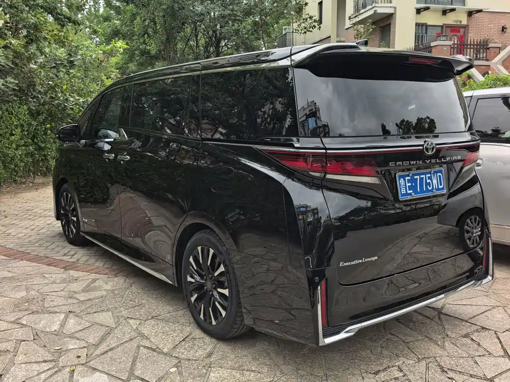 Toyota Alphard — миниатюра 5
