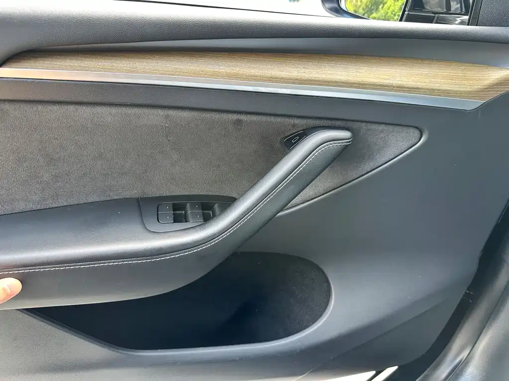 Tesla Model Y — миниатюра 10
