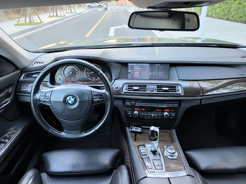 BMW 7 Series — миниатюра 14