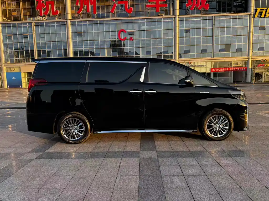 Toyota Alphard — миниатюра 6