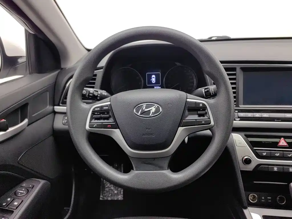 Hyundai Elantra — миниатюра 11