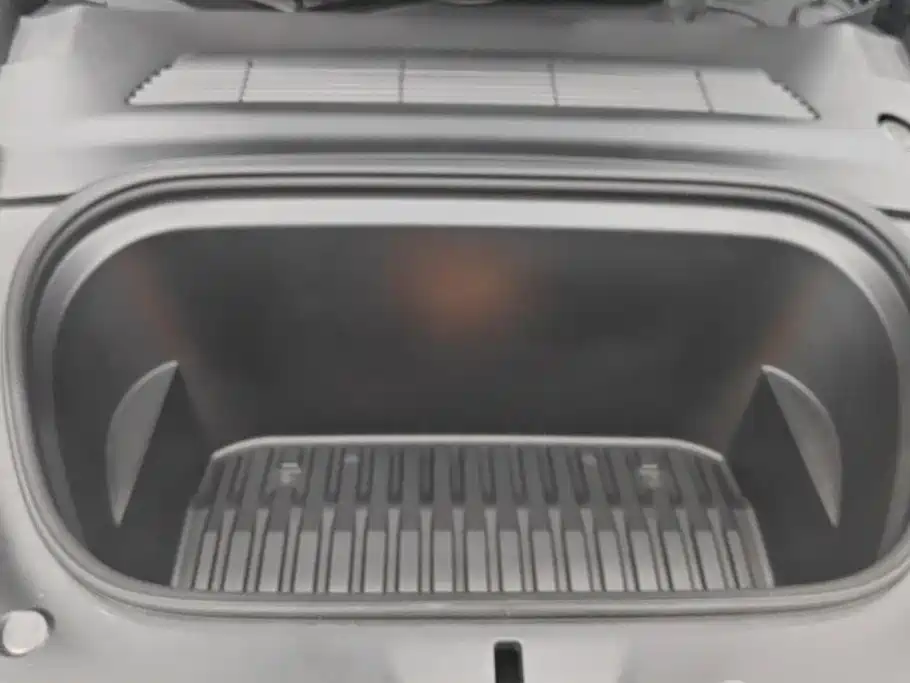 Tesla Model Y — миниатюра 10