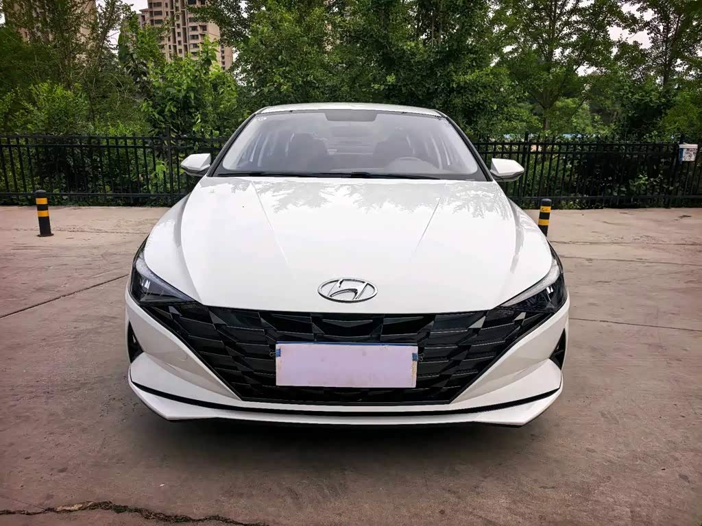 Hyundai Elantra 1.5 л 2023 г. Белый, пробег 40000 км