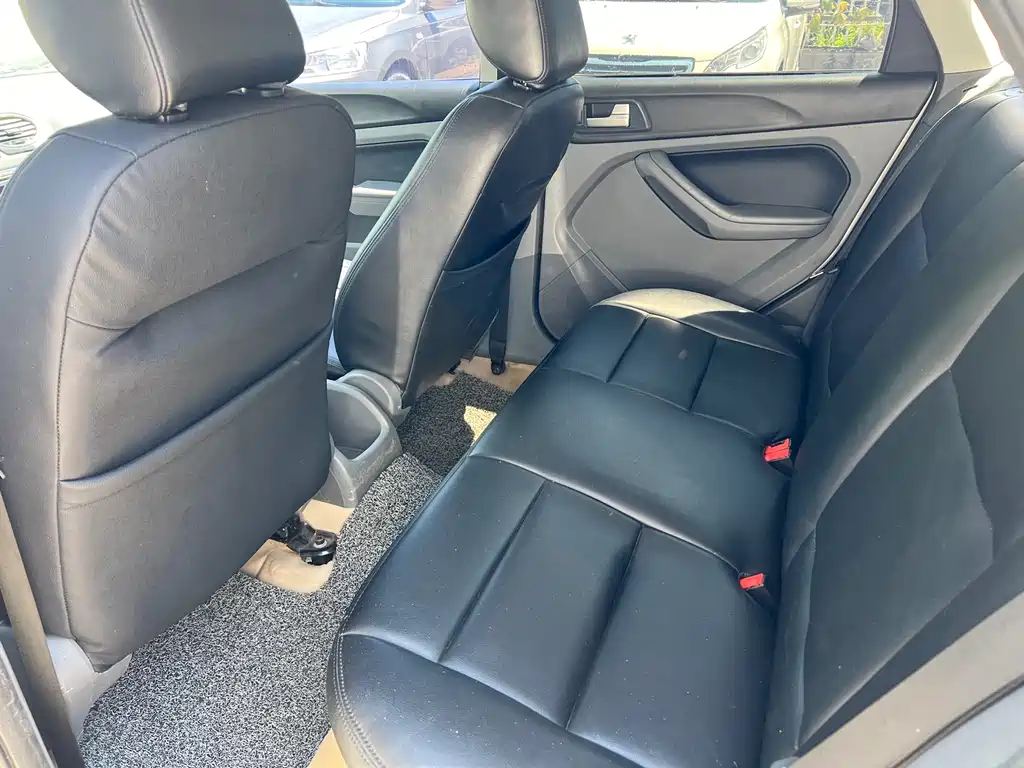 Ford Focus 2013 1.8L AT