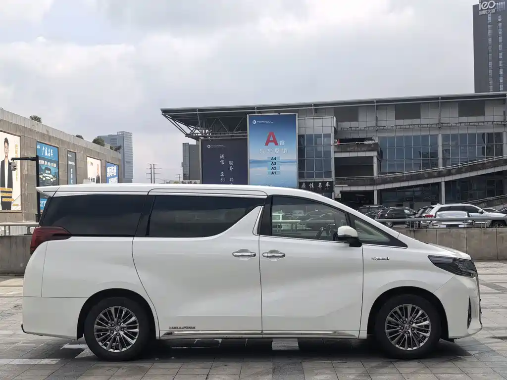 Toyota Alphard — миниатюра 5