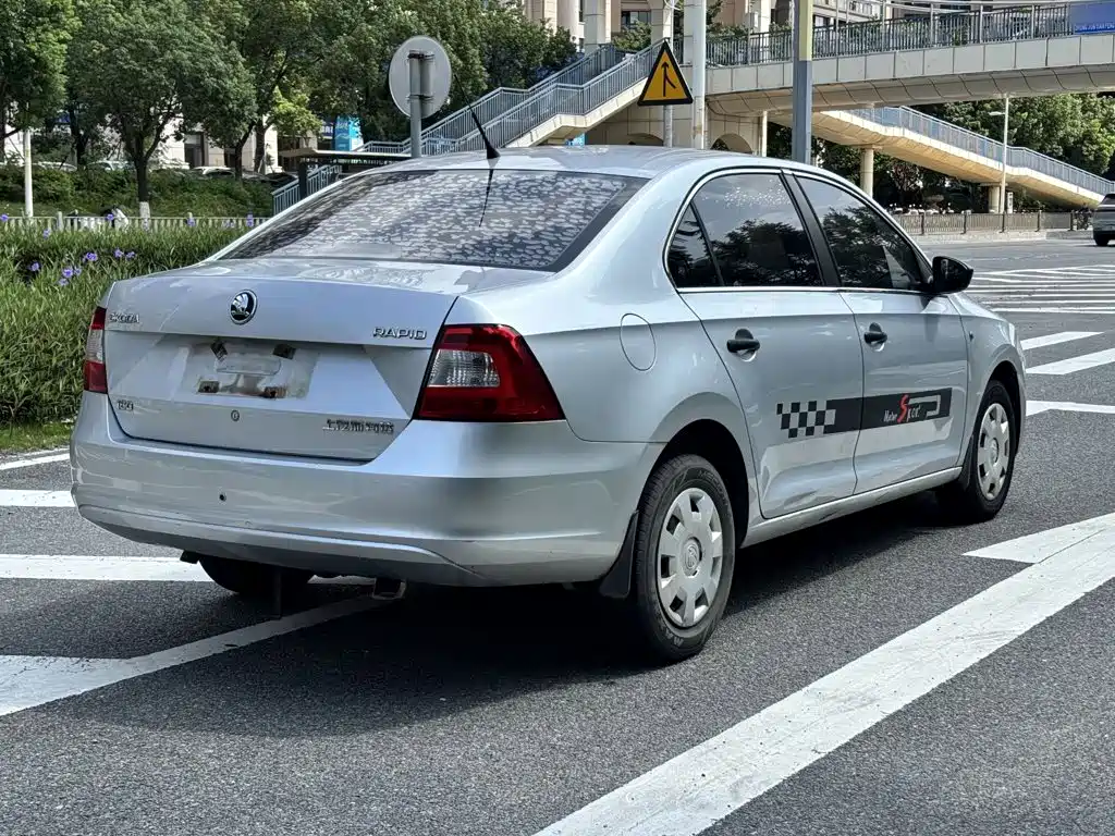Skoda Rapid — миниатюра 7